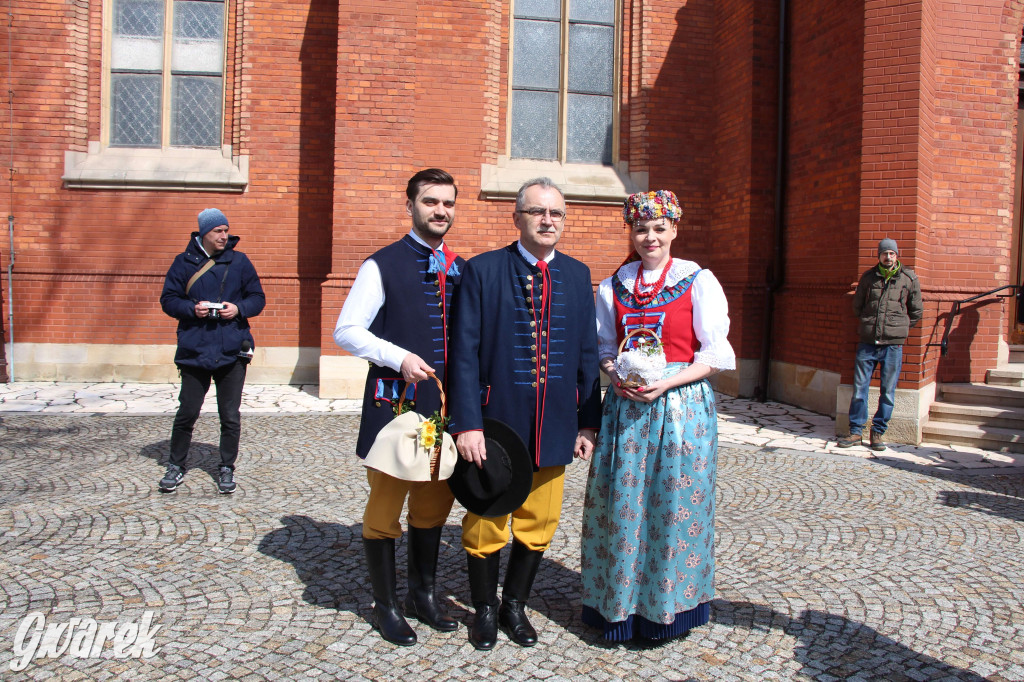 Radzionków. Święcenie pokarmów w śląskich strojach