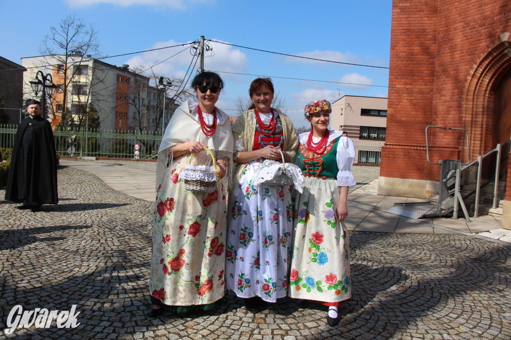 Radzionków. Święcenie pokarmów w śląskich strojach