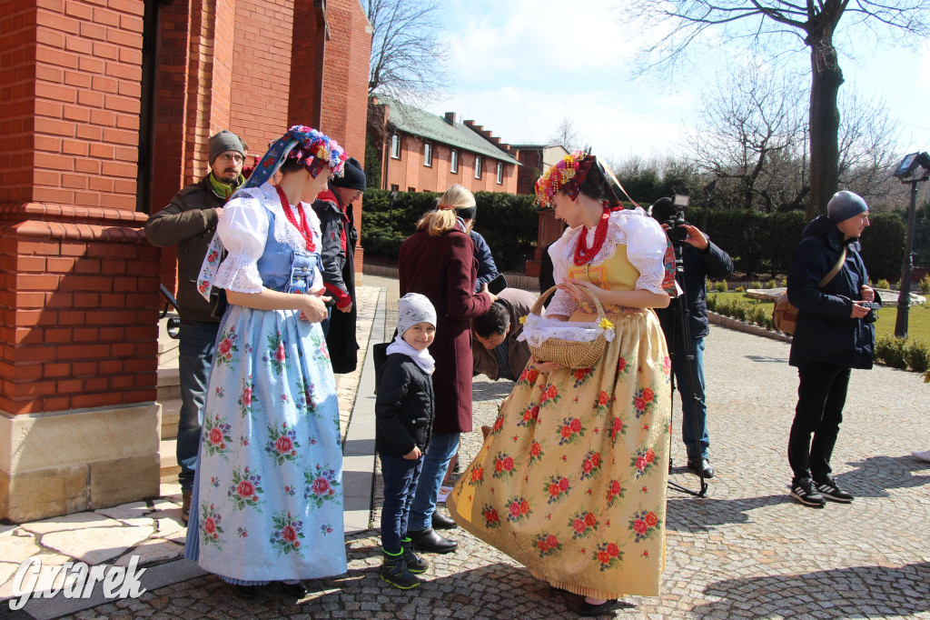 Radzionków. Święcenie pokarmów w śląskich strojach