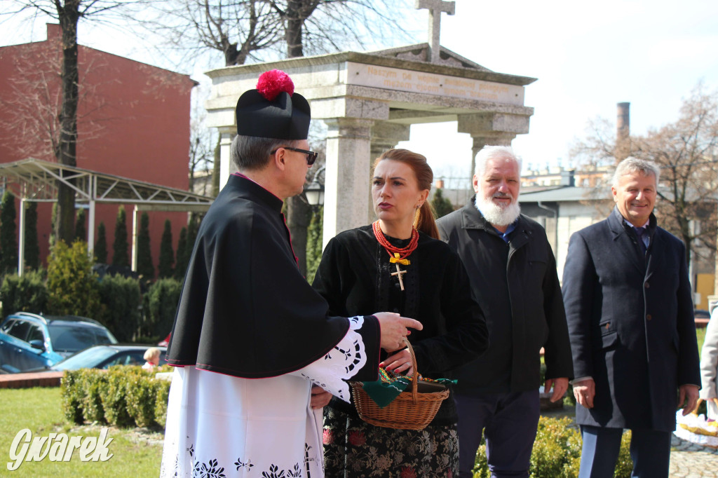 Radzionków. Święcenie pokarmów w śląskich strojach