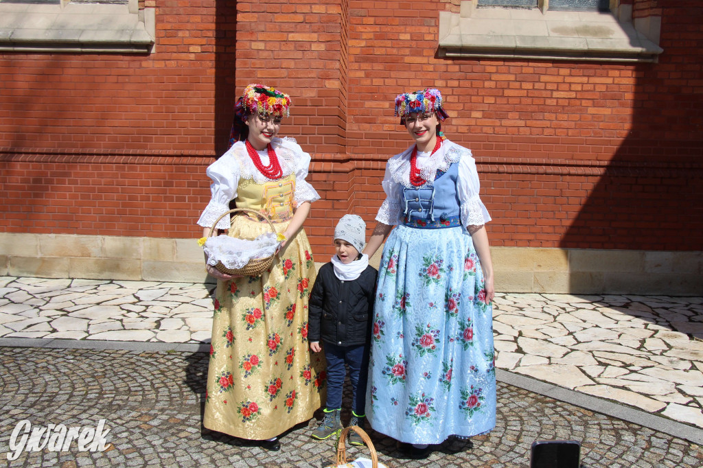 Radzionków. Święcenie pokarmów w śląskich strojach