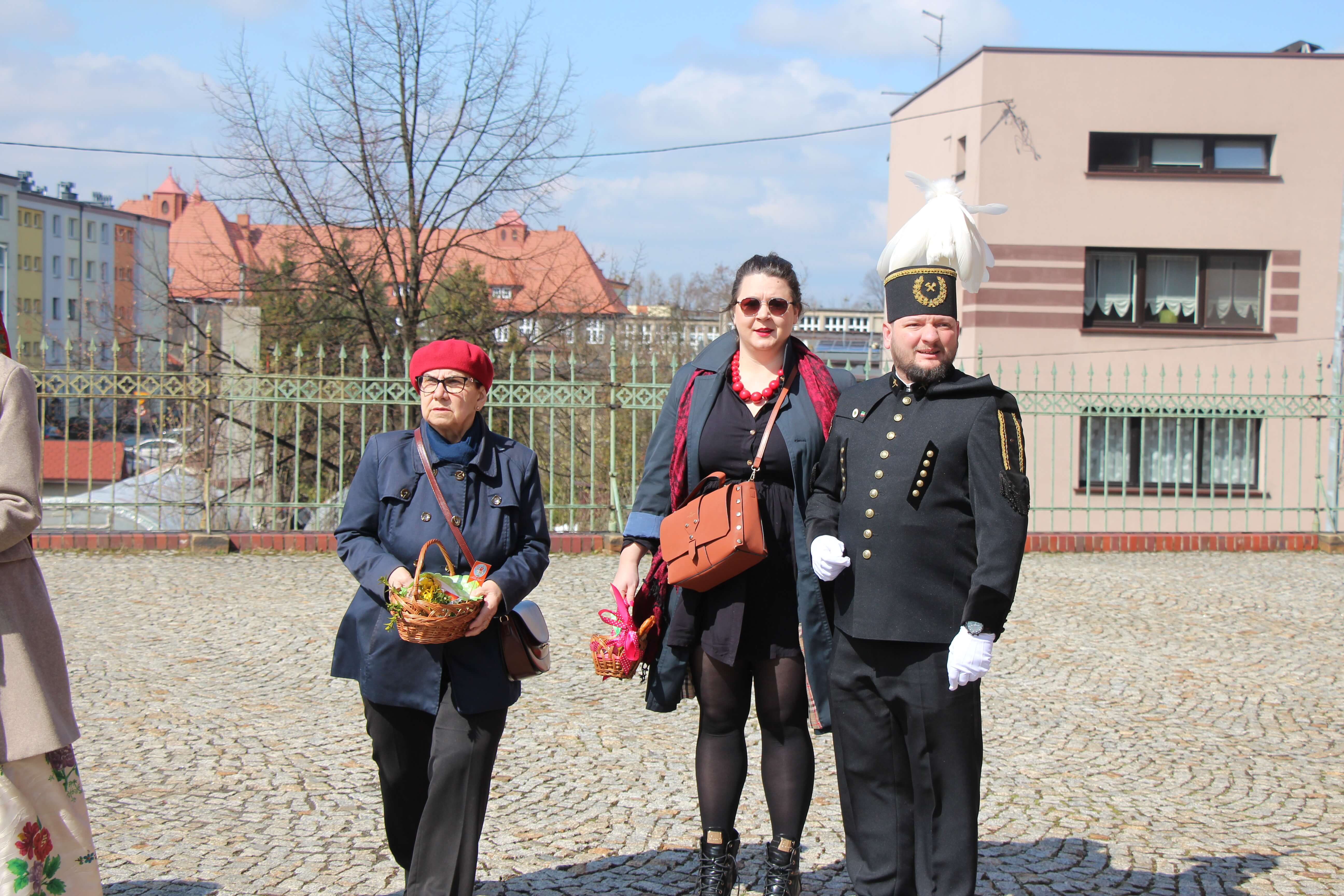 Radzionków. Święcenie pokarmów w śląskich strojach