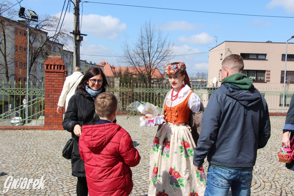 Radzionków. Święcenie pokarmów w śląskich strojach