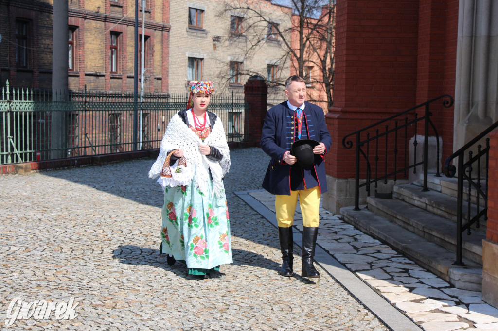 Radzionków. Święcenie pokarmów w śląskich strojach