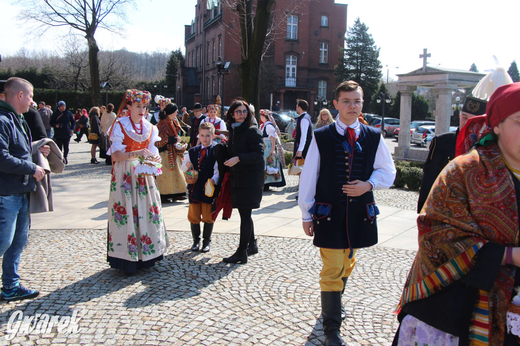 Radzionków. Święcenie pokarmów w śląskich strojach