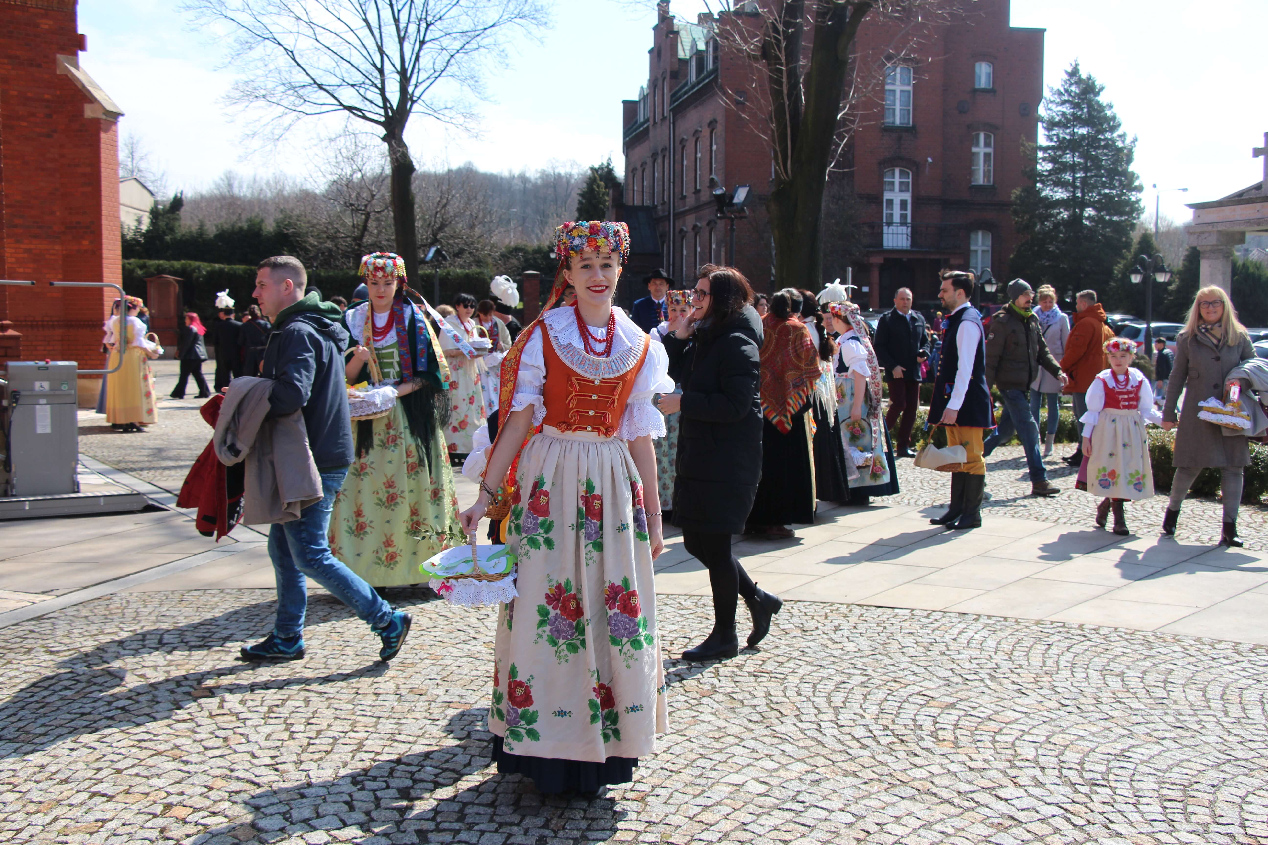 Radzionków. Święcenie pokarmów w śląskich strojach