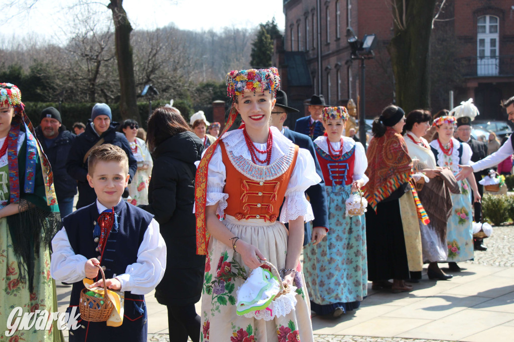 Radzionków. Święcenie pokarmów w śląskich strojach