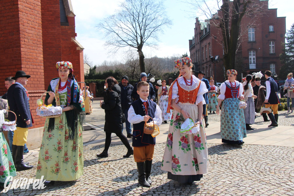 Radzionków. Święcenie pokarmów w śląskich strojach