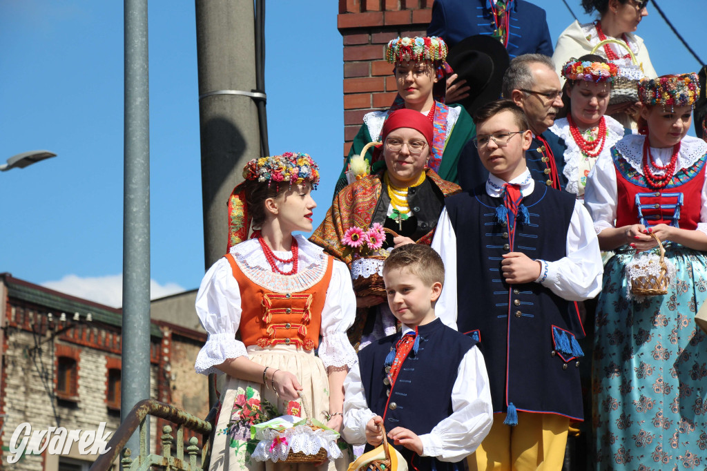 Radzionków. Święcenie pokarmów w śląskich strojach