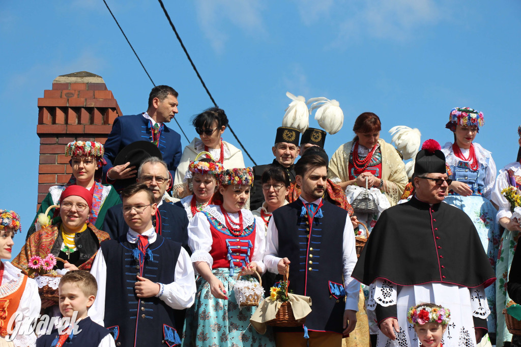 Radzionków. Święcenie pokarmów w śląskich strojach