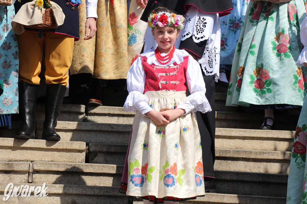 Radzionków. Święcenie pokarmów w śląskich strojach