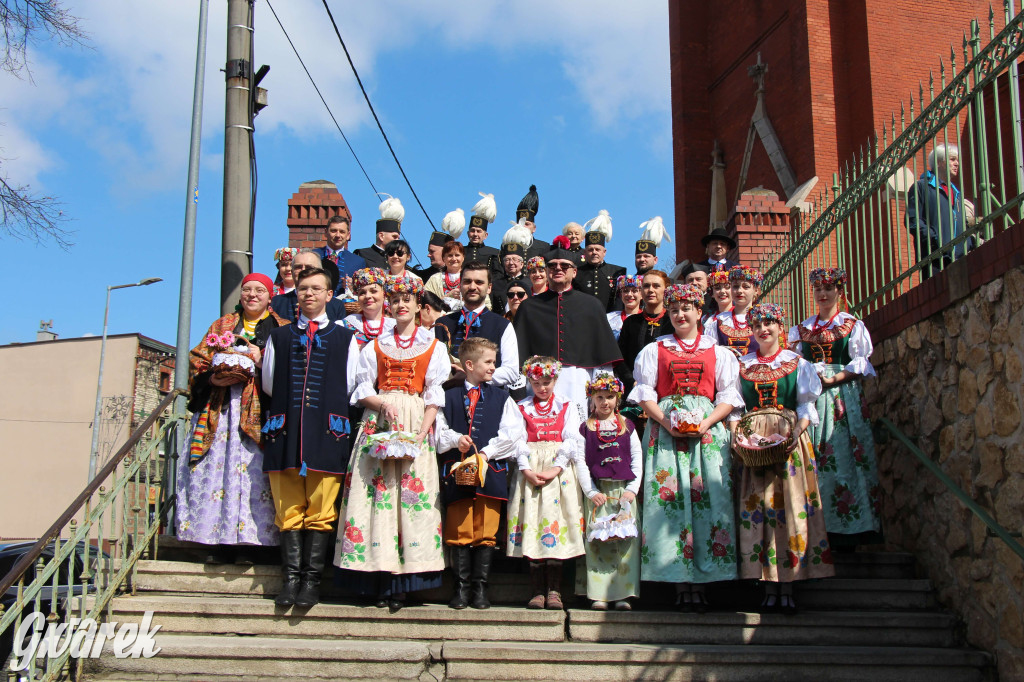 Radzionków. Święcenie pokarmów w śląskich strojach