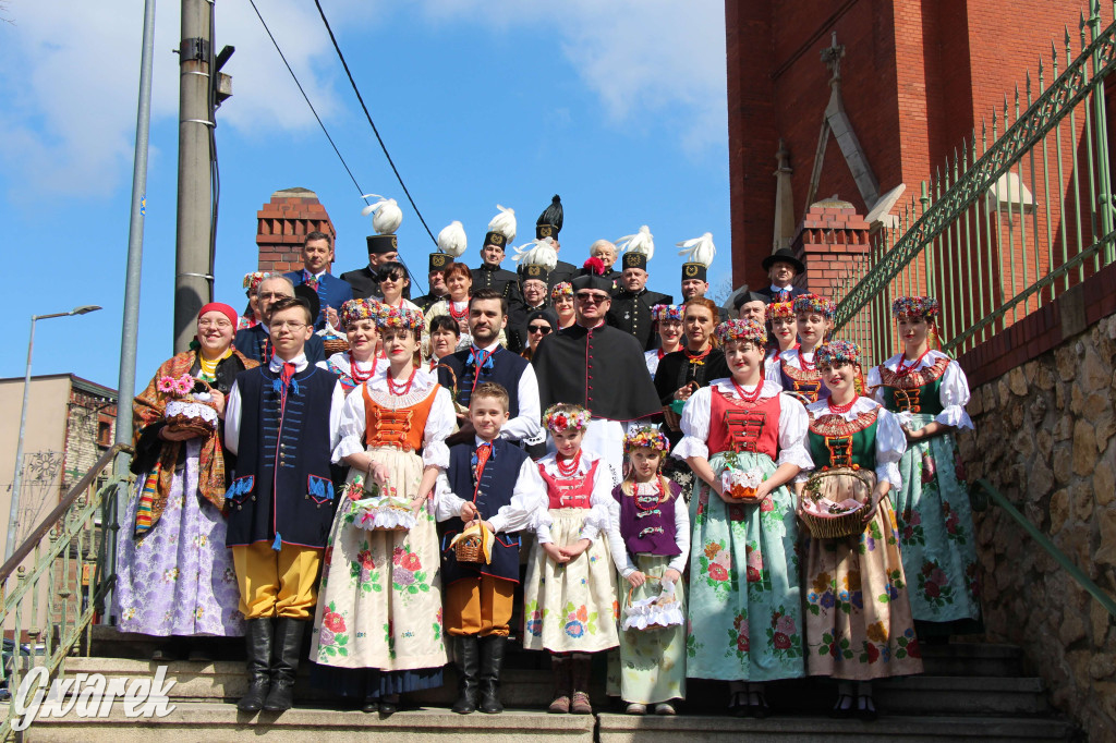 Radzionków. Święcenie pokarmów w śląskich strojach