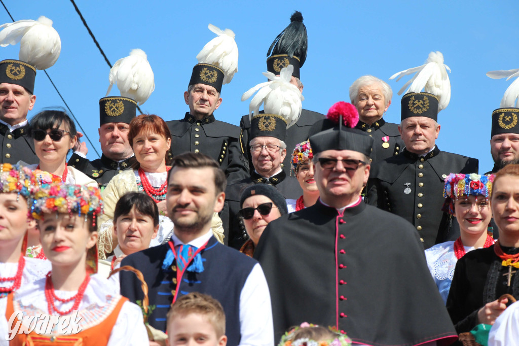 Radzionków. Święcenie pokarmów w śląskich strojach