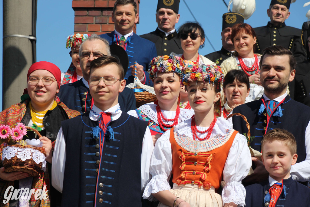 Radzionków. Święcenie pokarmów w śląskich strojach