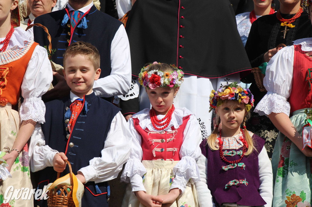 Radzionków. Święcenie pokarmów w śląskich strojach