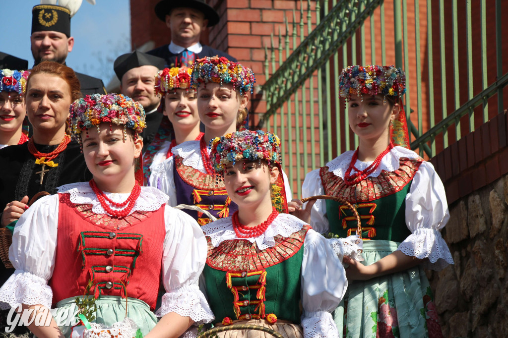 Radzionków. Święcenie pokarmów w śląskich strojach