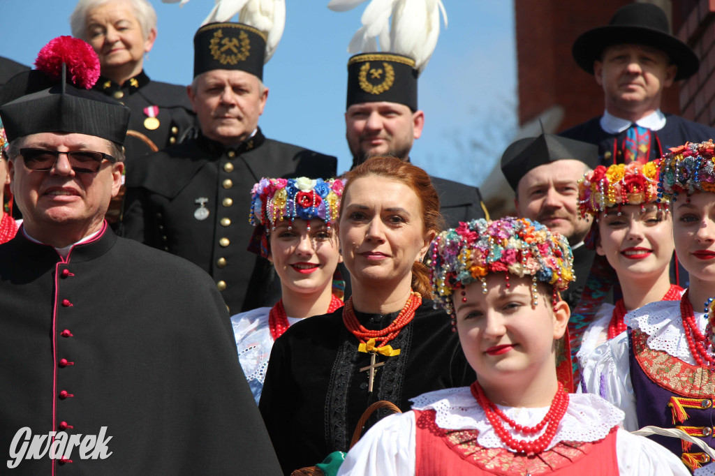 Radzionków. Święcenie pokarmów w śląskich strojach