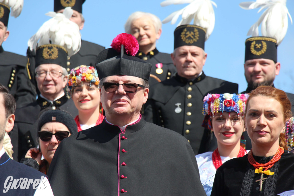 Radzionków. Święcenie pokarmów w śląskich strojach