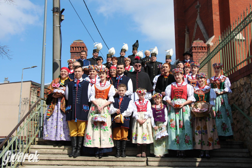 Radzionków. Święcenie pokarmów w śląskich strojach