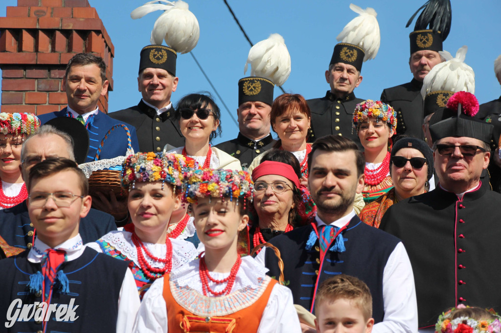 Radzionków. Święcenie pokarmów w śląskich strojach