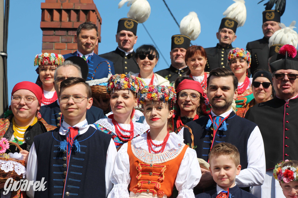 Radzionków. Święcenie pokarmów w śląskich strojach