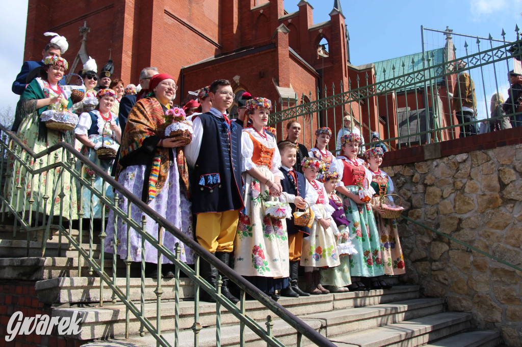 Radzionków. Święcenie pokarmów w śląskich strojach