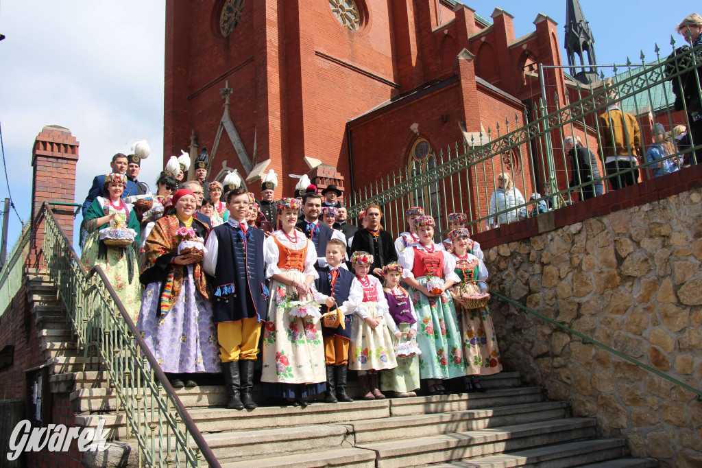 Radzionków. Święcenie pokarmów w śląskich strojach