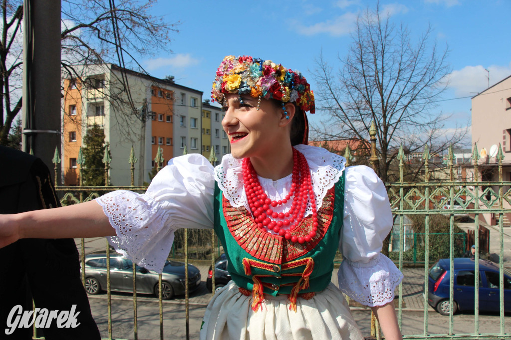 Radzionków. Święcenie pokarmów w śląskich strojach