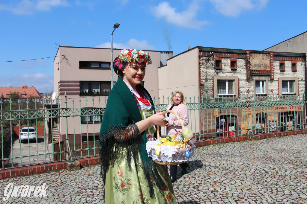 Radzionków. Święcenie pokarmów w śląskich strojach