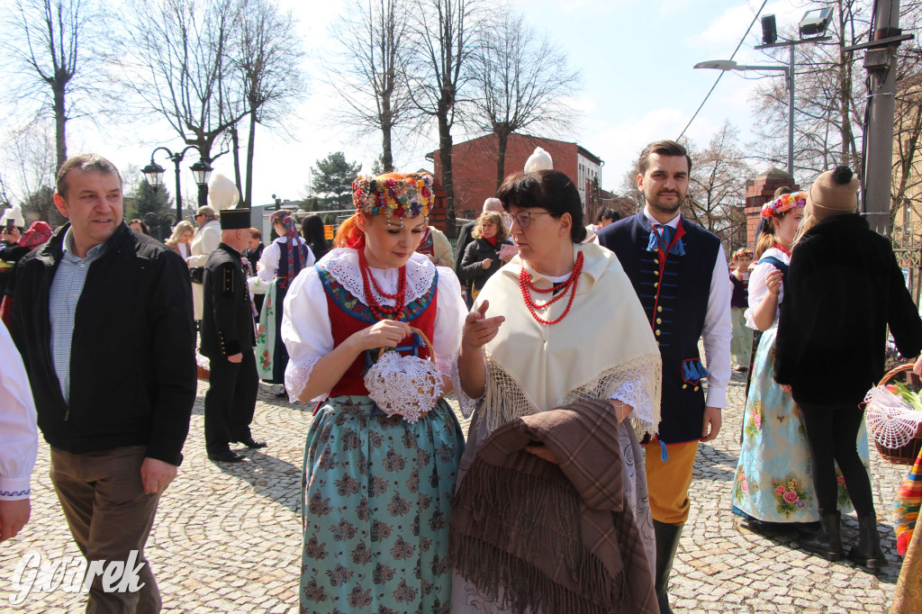 Radzionków. Święcenie pokarmów w śląskich strojach