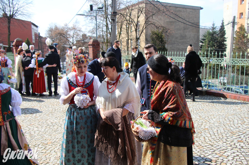 Radzionków. Święcenie pokarmów w śląskich strojach