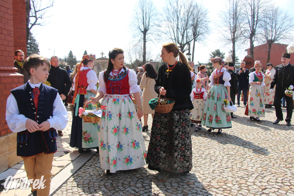 Radzionków. Święcenie pokarmów w śląskich strojach