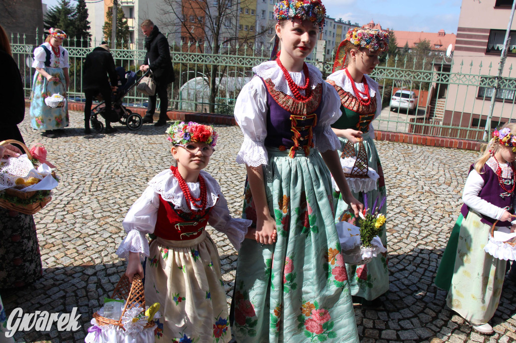 Radzionków. Święcenie pokarmów w śląskich strojach