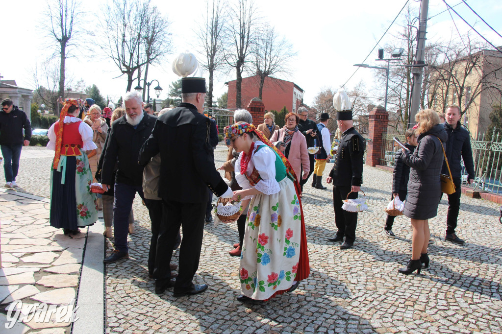 Radzionków. Święcenie pokarmów w śląskich strojach