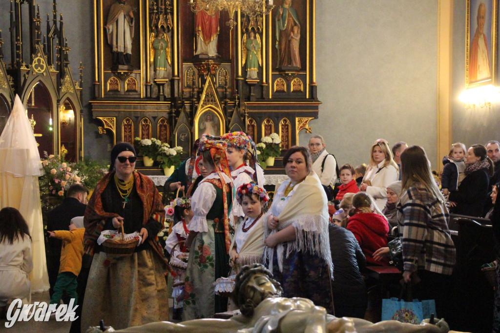 Radzionków. Święcenie pokarmów w śląskich strojach