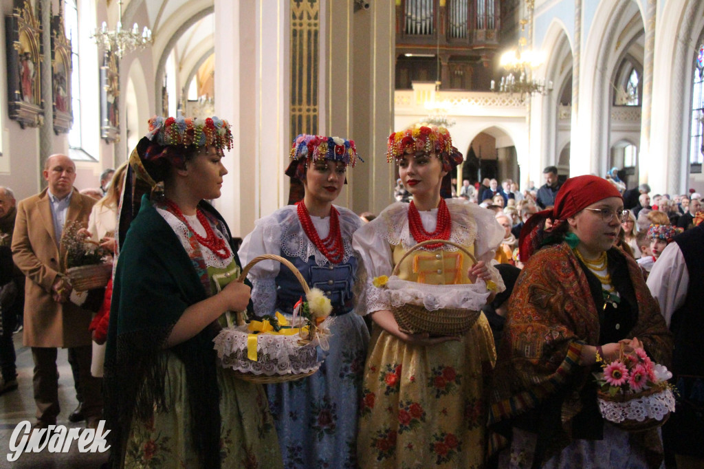 Radzionków. Święcenie pokarmów w śląskich strojach