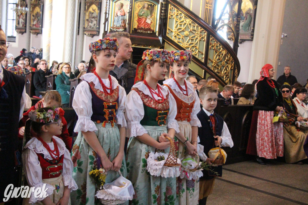 Radzionków. Święcenie pokarmów w śląskich strojach