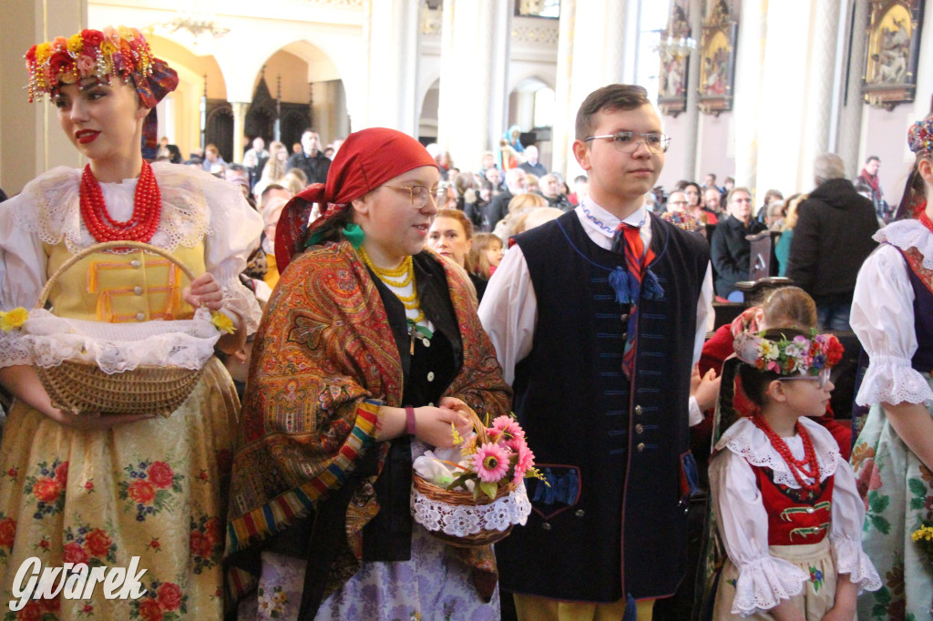 Radzionków. Święcenie pokarmów w śląskich strojach