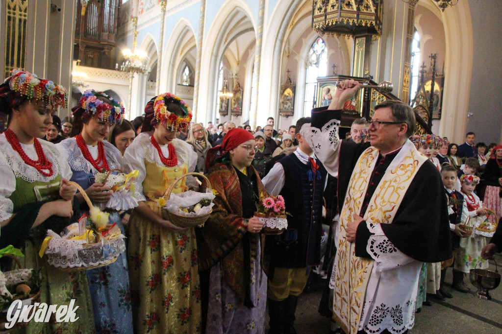 Radzionków. Święcenie pokarmów w śląskich strojach