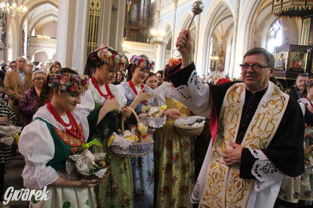 Radzionków. Święcenie pokarmów w śląskich strojach