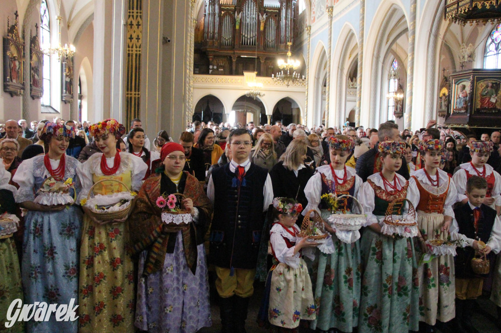 Radzionków. Święcenie pokarmów w śląskich strojach