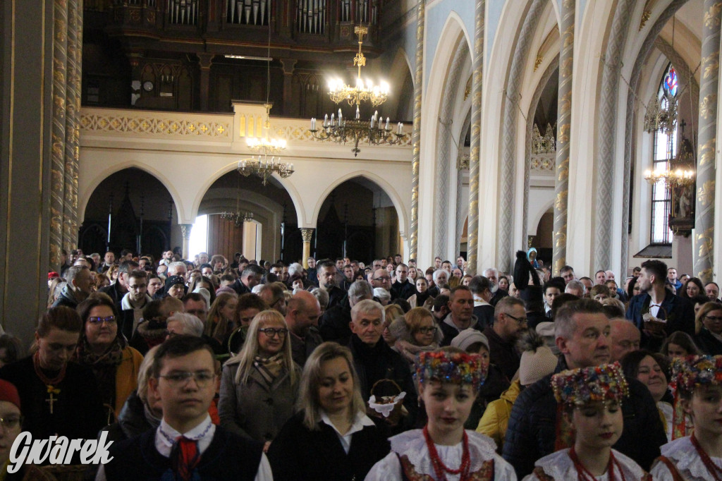 Radzionków. Święcenie pokarmów w śląskich strojach