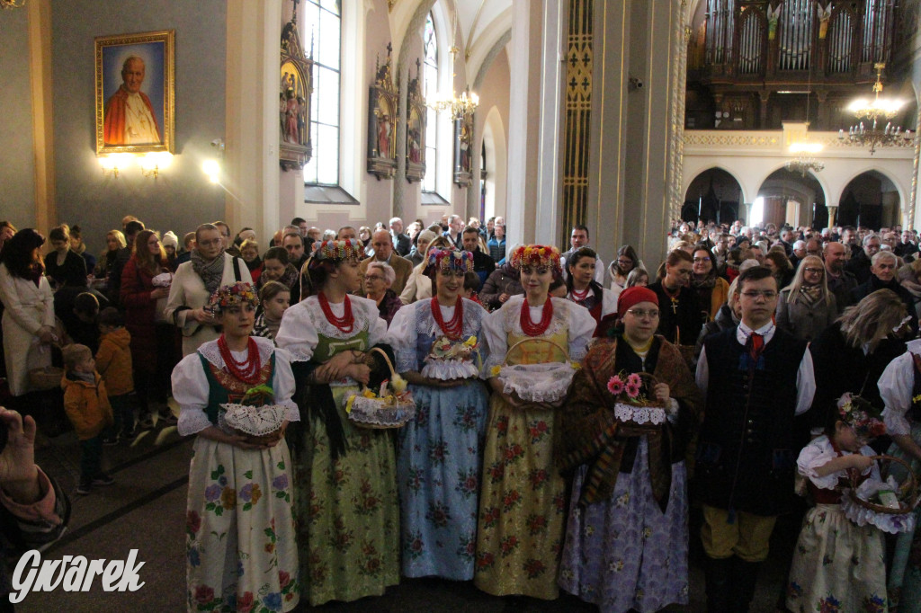 Radzionków. Święcenie pokarmów w śląskich strojach