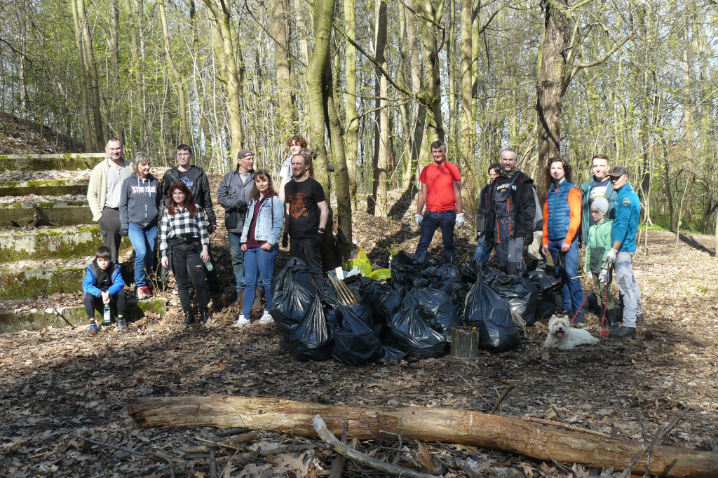 Tarnowskie Góry. Sprzątanie parku Piny