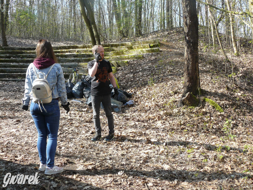 Tarnowskie Góry. Sprzątanie parku Piny