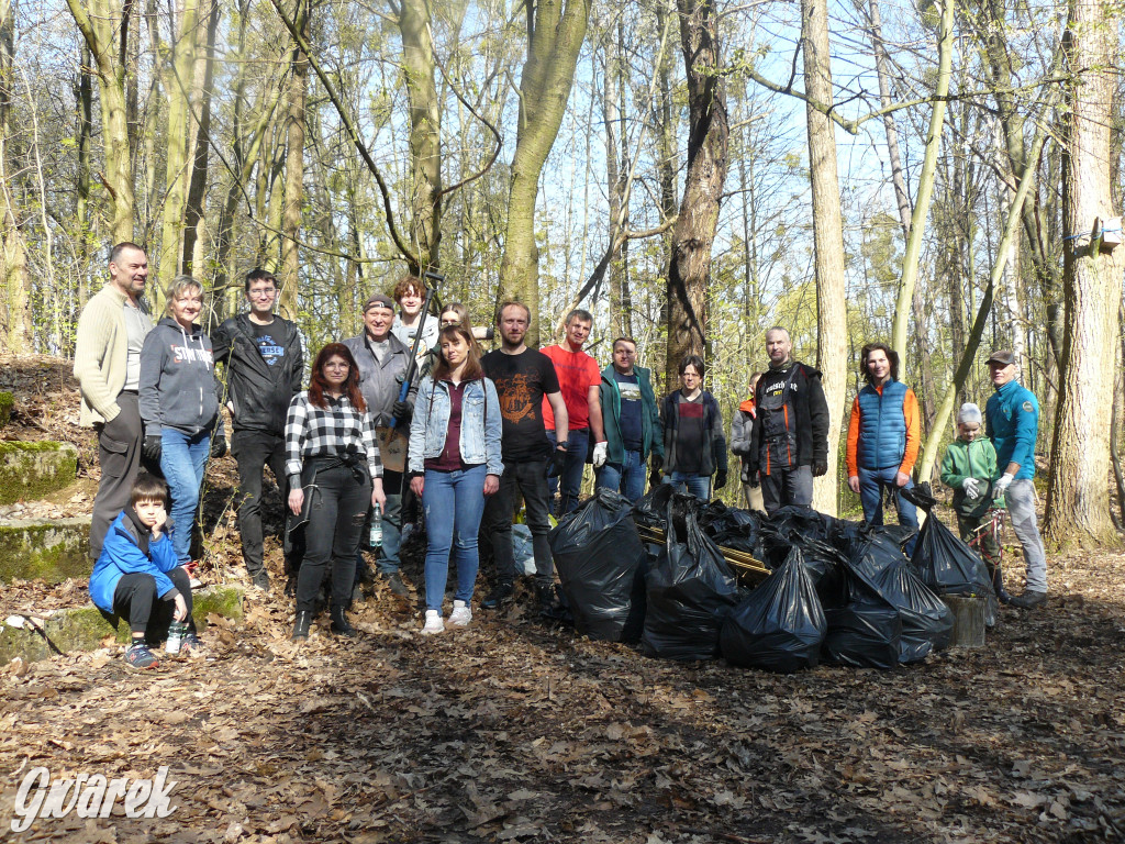 Tarnowskie Góry. Sprzątanie parku Piny