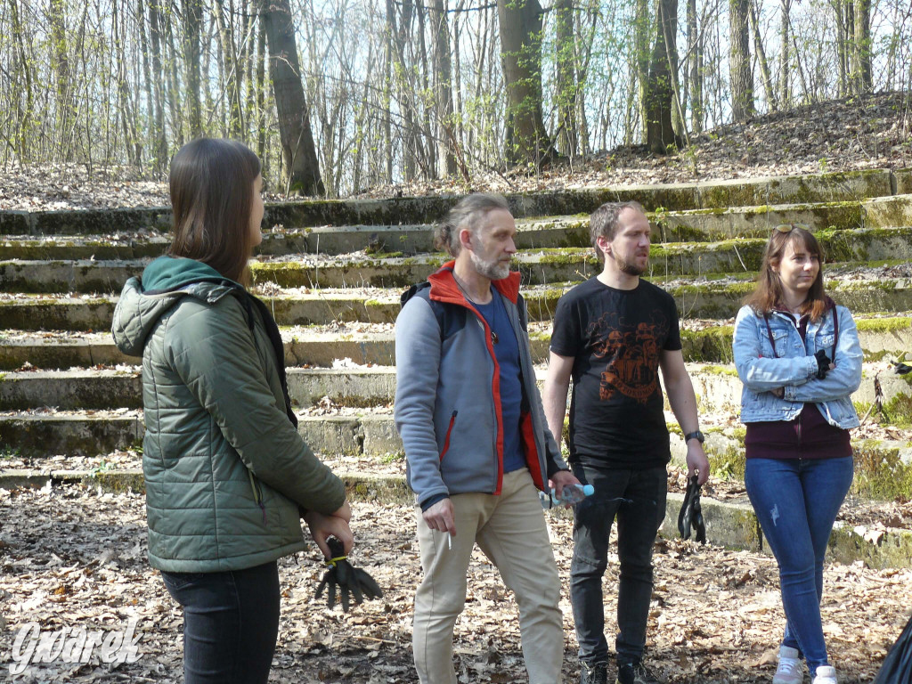 Tarnowskie Góry. Sprzątanie parku Piny