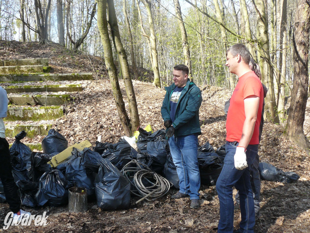Tarnowskie Góry. Sprzątanie parku Piny