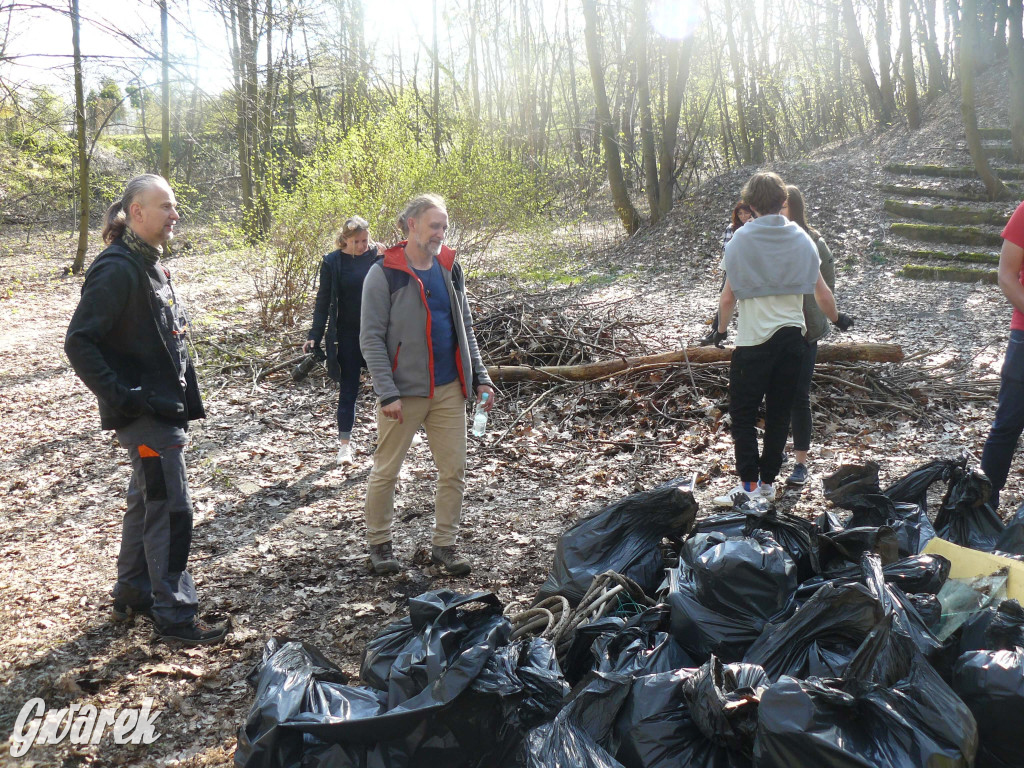 Tarnowskie Góry. Sprzątanie parku Piny